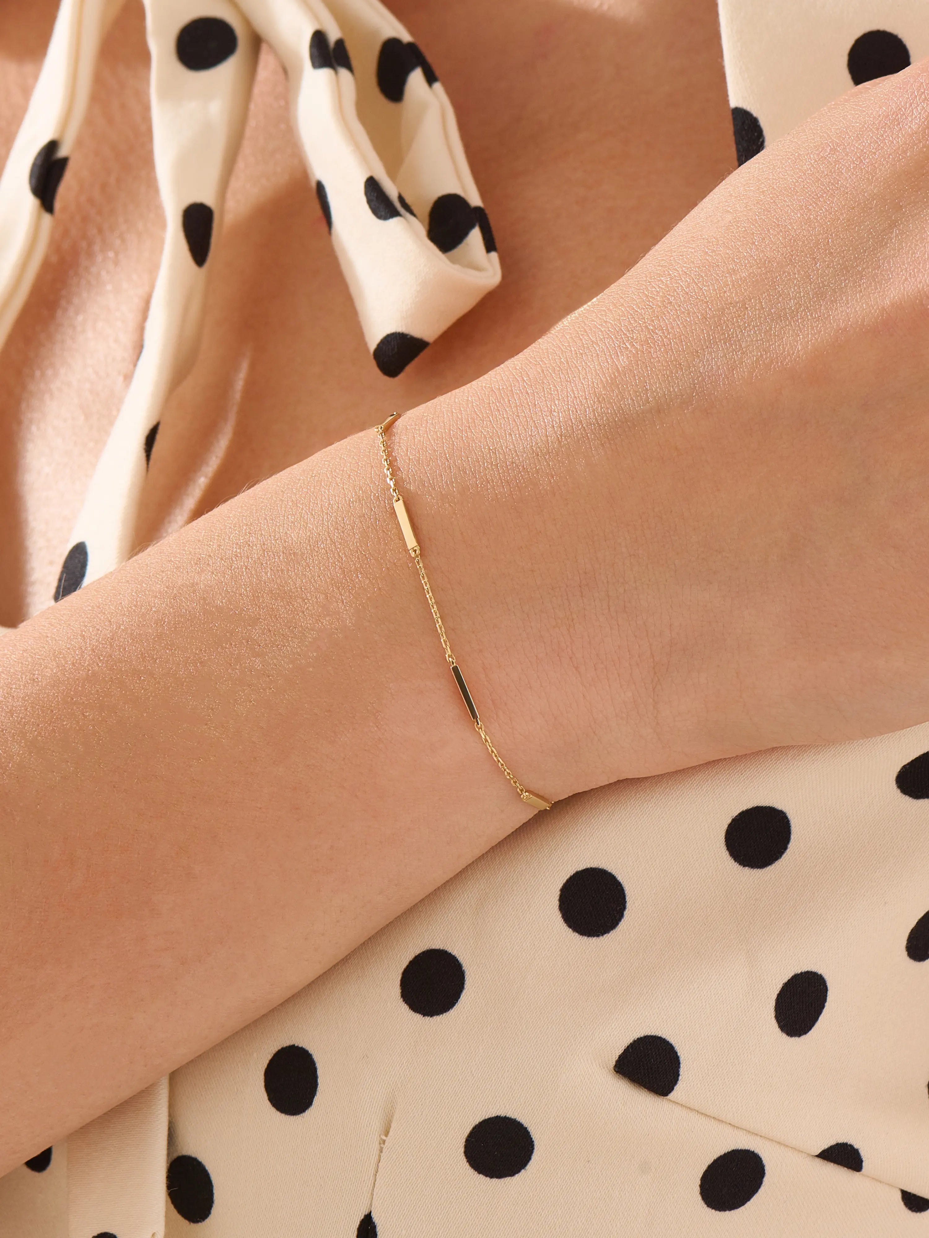 Bar Bracelet, solid gold bracelet, view 3 | DiaFifth