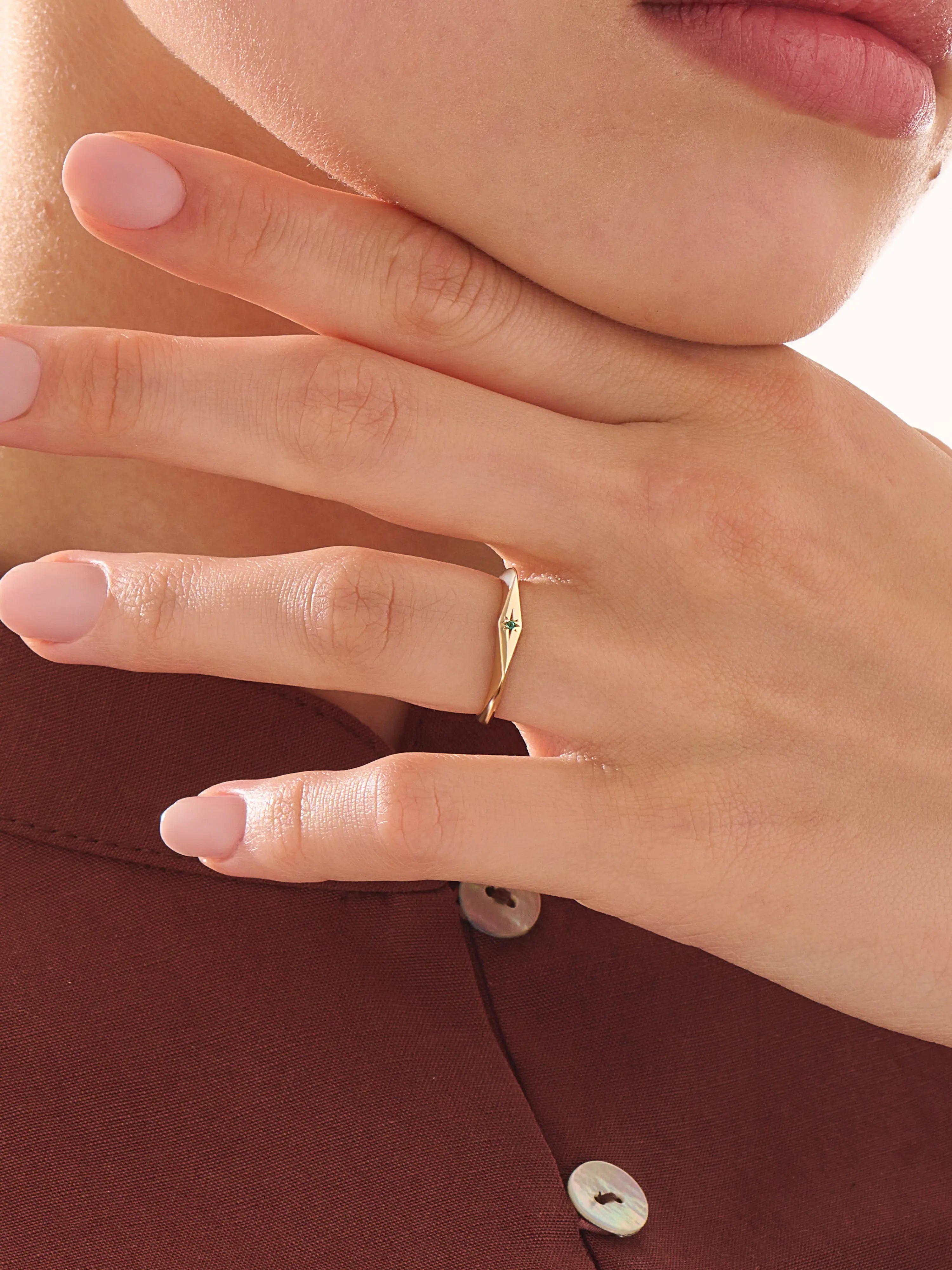 Emerald Star Signet Ring, solid gold ring, view 3 | DiaFifth