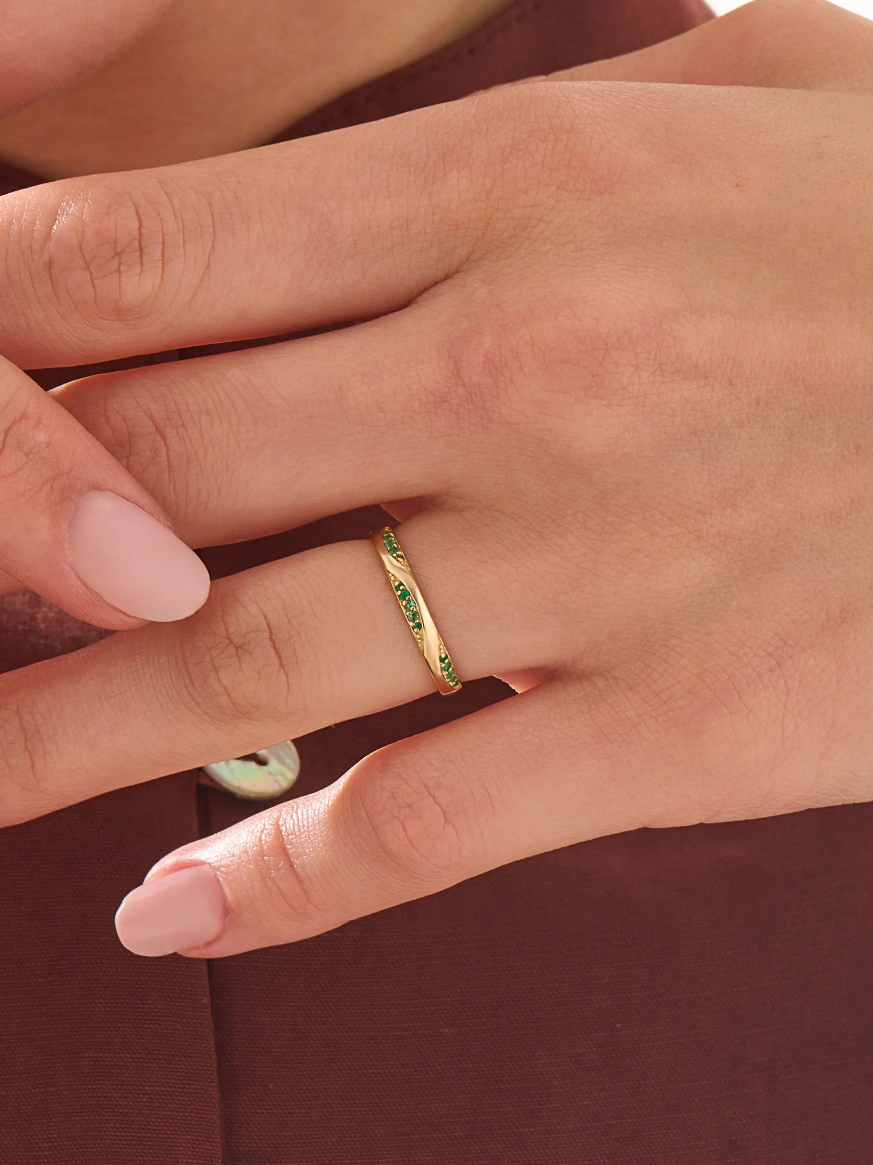 Wavy Emerald Wedding Band, solid gold ring, view 6 | DiaFifth