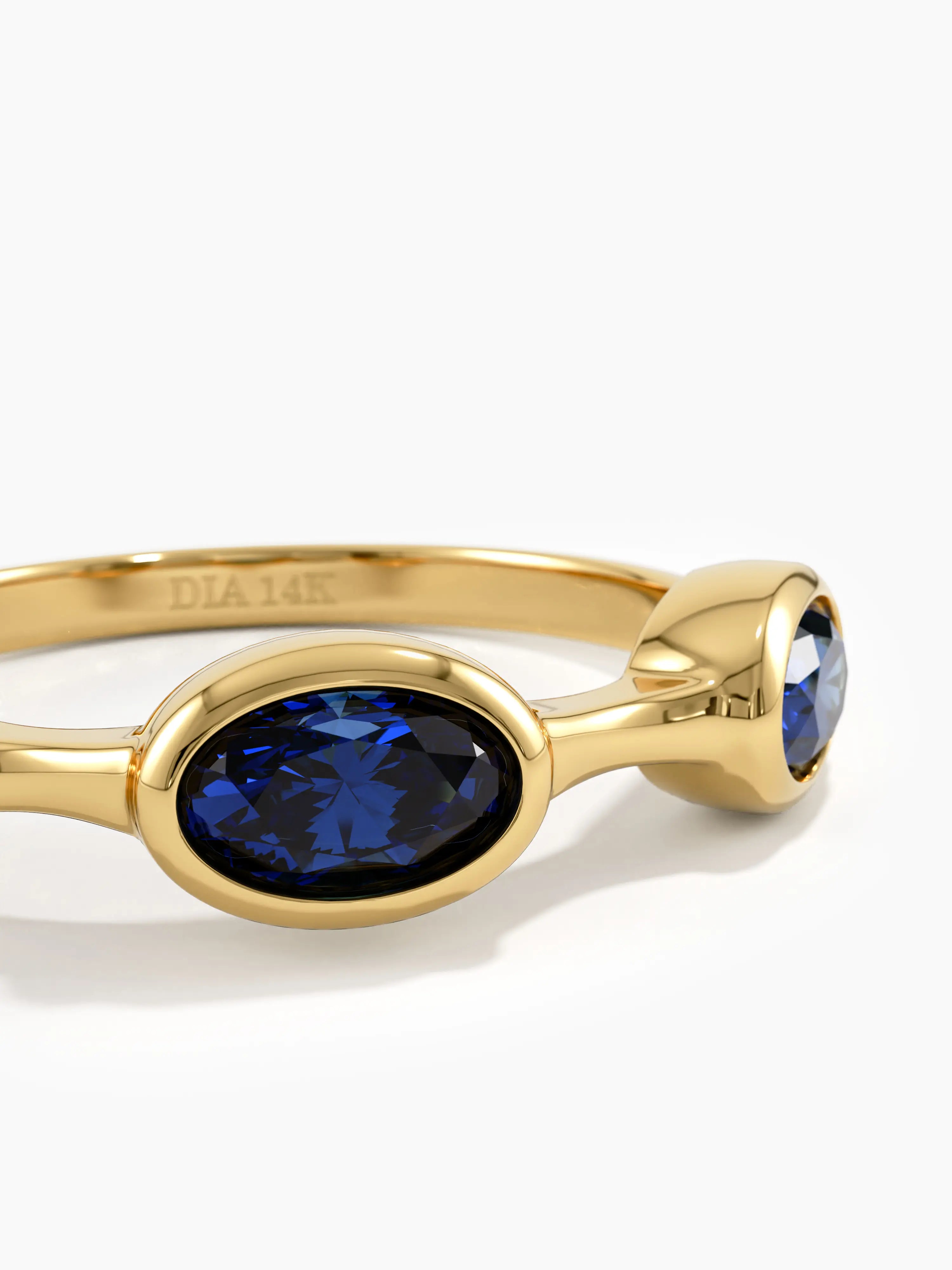 Sapphire Gemstone Ring, solid gold ring, view 2 | DiaFifth