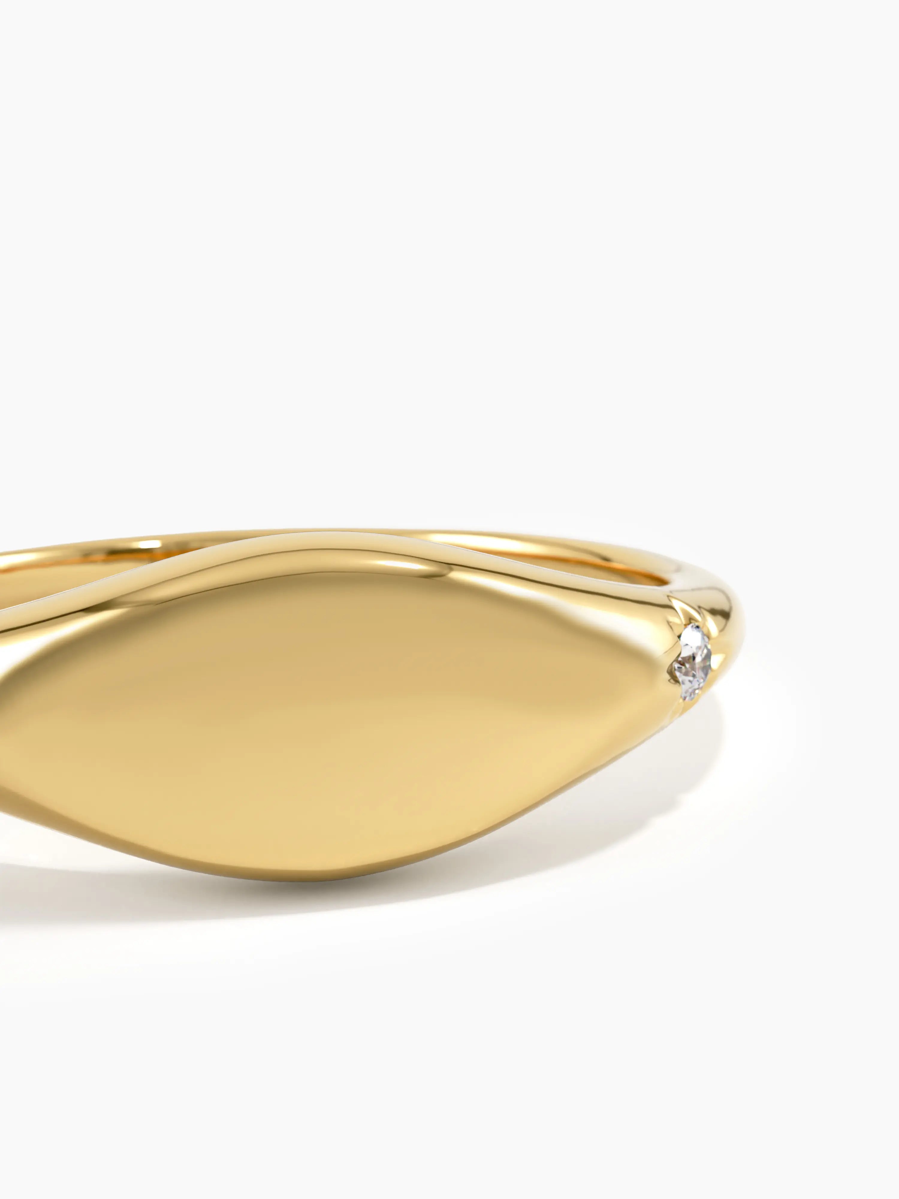 Minimal Signet Ring, solid gold ring, view 2 | DiaFifth