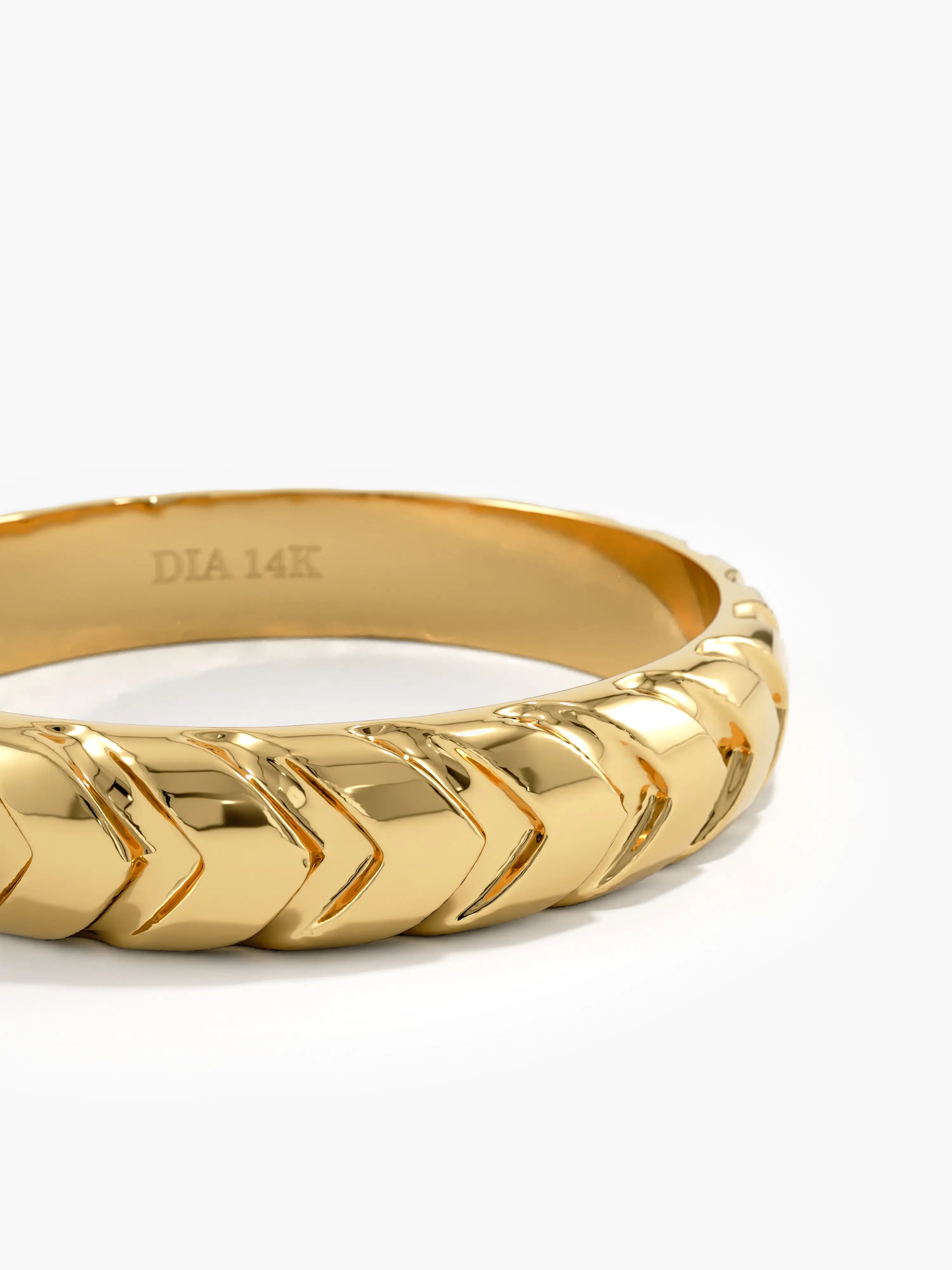 4mm Arrow Wedding Band, solid gold ring, view 2 | DiaFifth