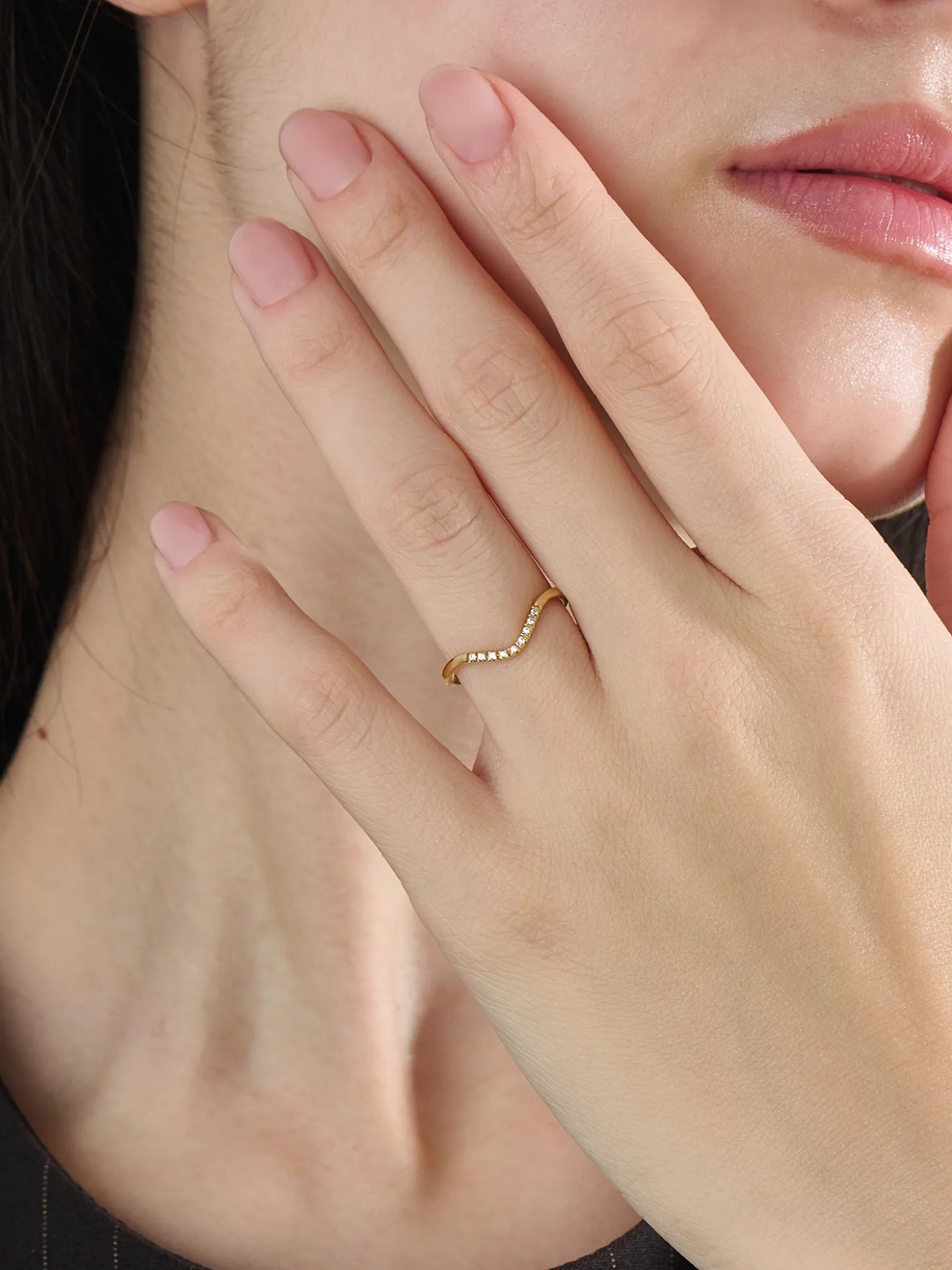 Dainty Curve Ring, solid gold ring, view 3 | DiaFifth