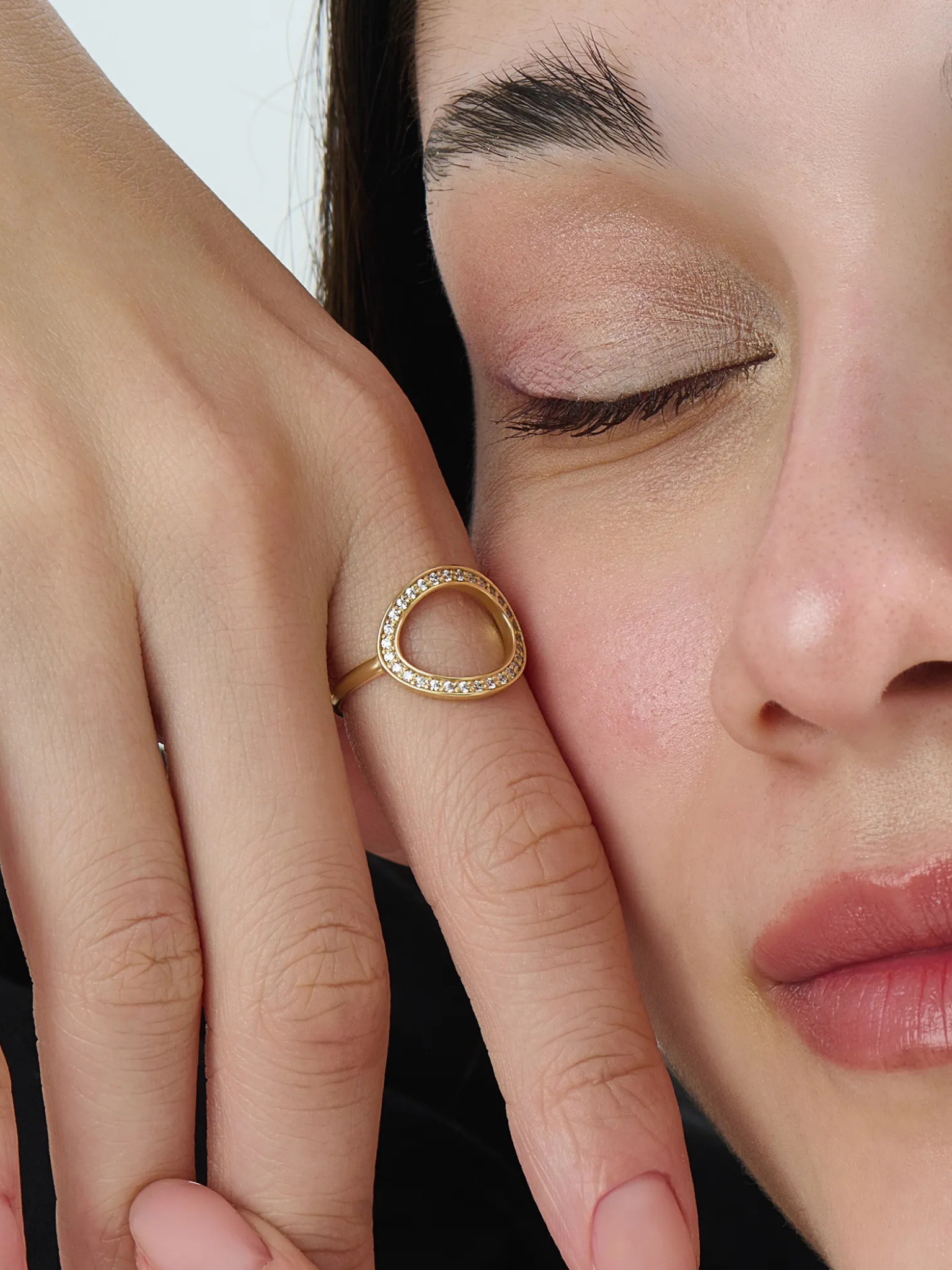 Diamond Circle Ring, solid gold ring, view 6 | DiaFifth