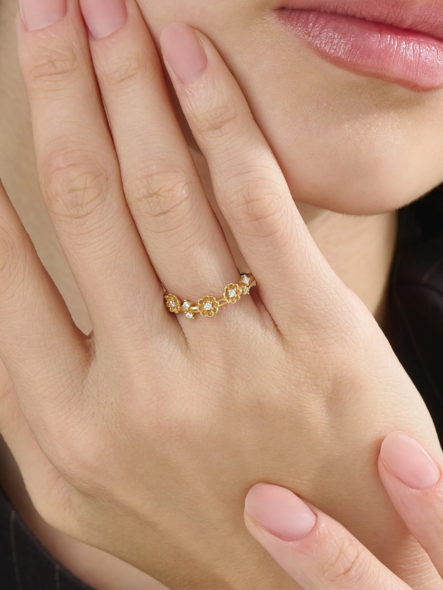 Flower Curve Ring, solid gold ring, view 3 | DiaFifth