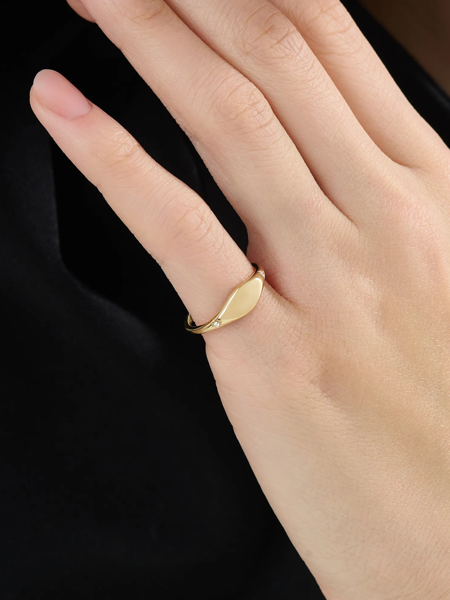 Minimal Signet Ring, solid gold ring, view 3 | DiaFifth
